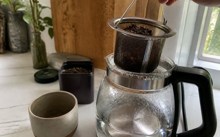 Teekocher mit Siebeinsatz für losen Tee