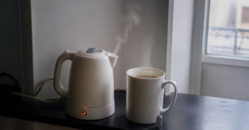 Kleiner Teekocher für eine einzelne Tasse