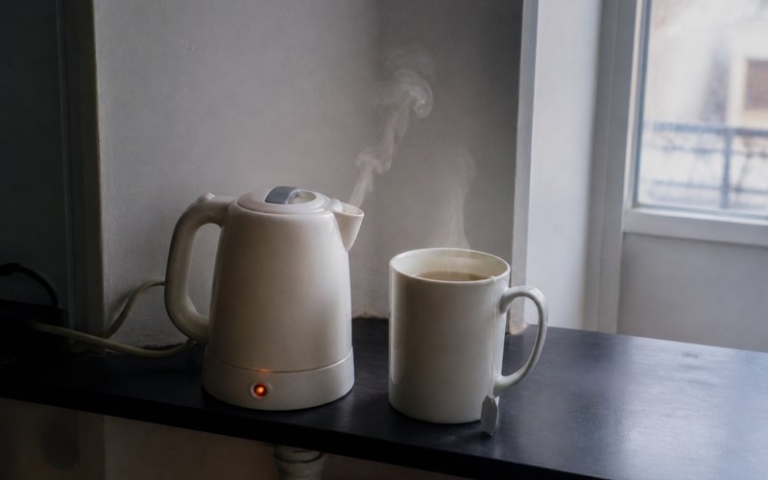 Kleiner Teekocher für eine einzelne Tasse