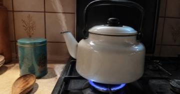 Teekessel über der Gasflamme