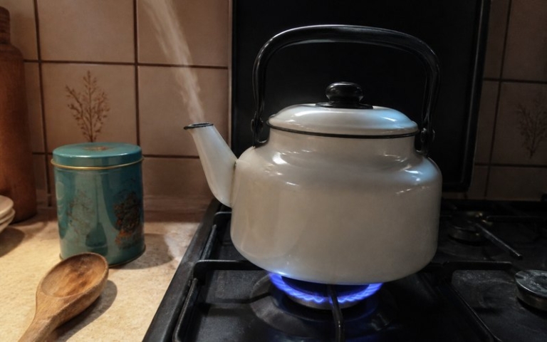 Teekessel über der Gasflamme