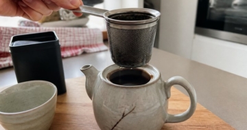 Dauerfilter mit Teeblättern in der Kanne
