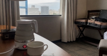 Reisewasserkocher im Hotelzimmer