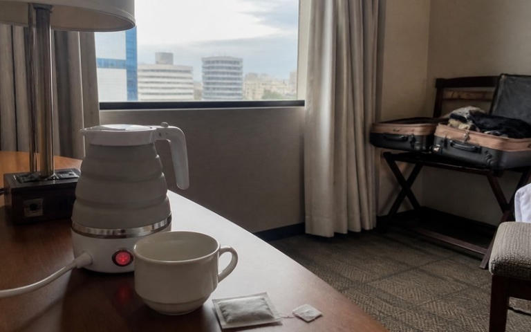 Reisewasserkocher im Hotelzimmer