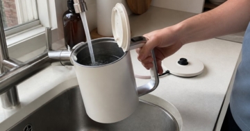 Wasserkocher mit Deckelöffner in der Küche