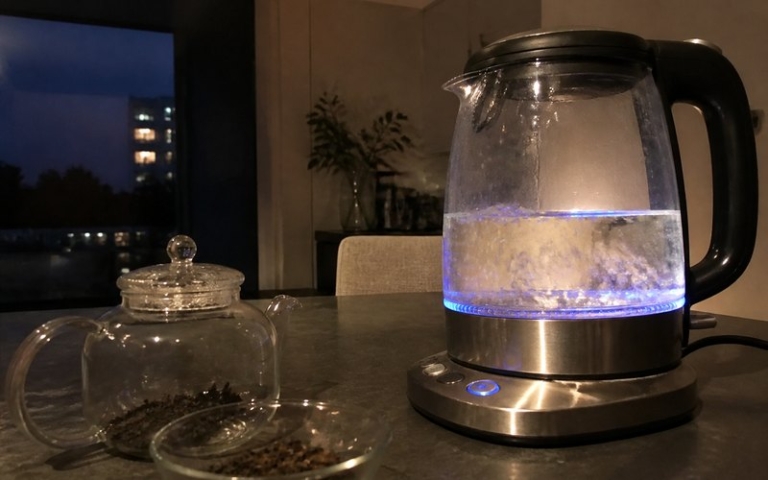 Glaswasserkocher mit sichtbarem Heizboden